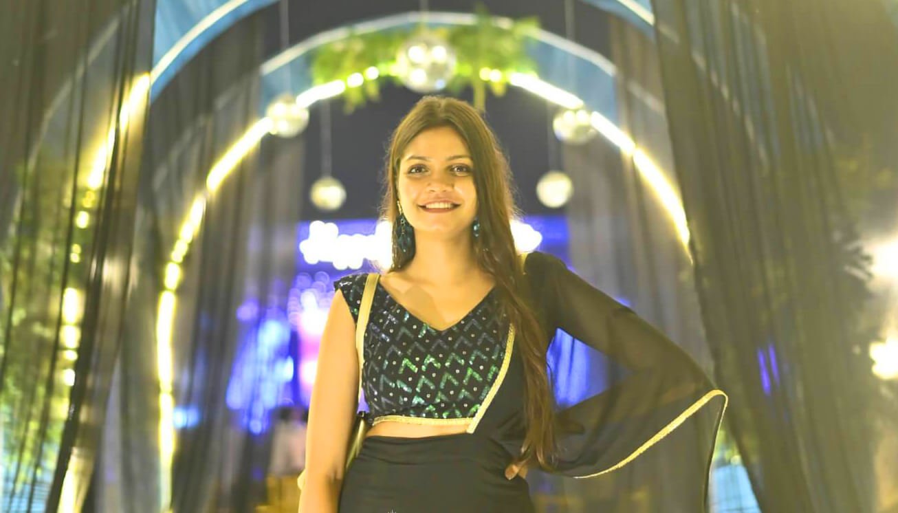 Wedding Anchor in Delhi hosting ceremony
